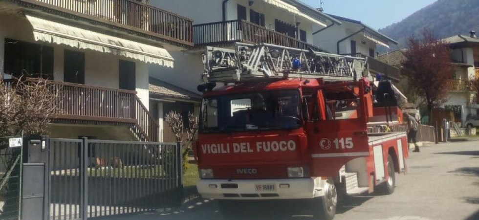 Tragedia in casa, scoppia un incendio e una donna muore soffocata dal fumo